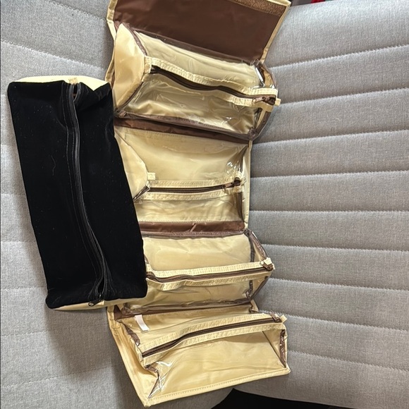 JM New York Cream Travel Bag Durable and Minimalist - Picture 3 of 7